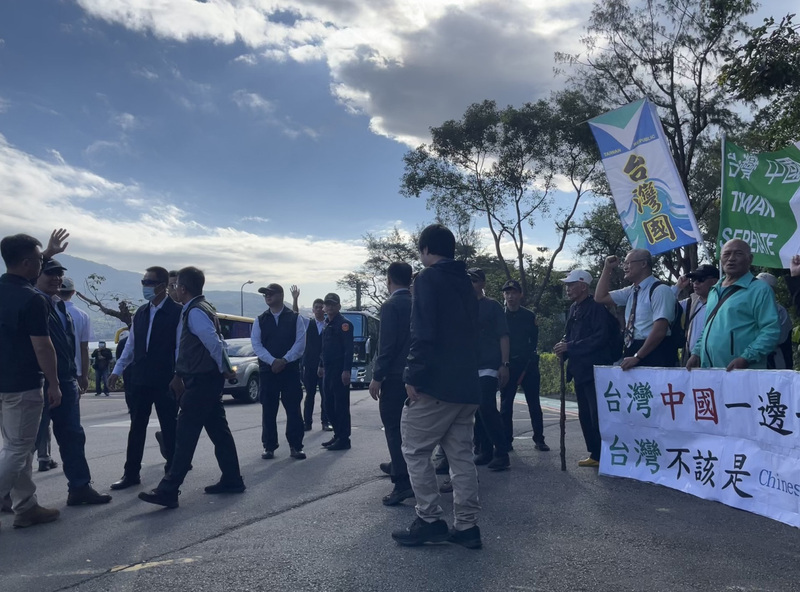 陸生團再遇抗議 本土團體高喊「台灣中國一邊一國」