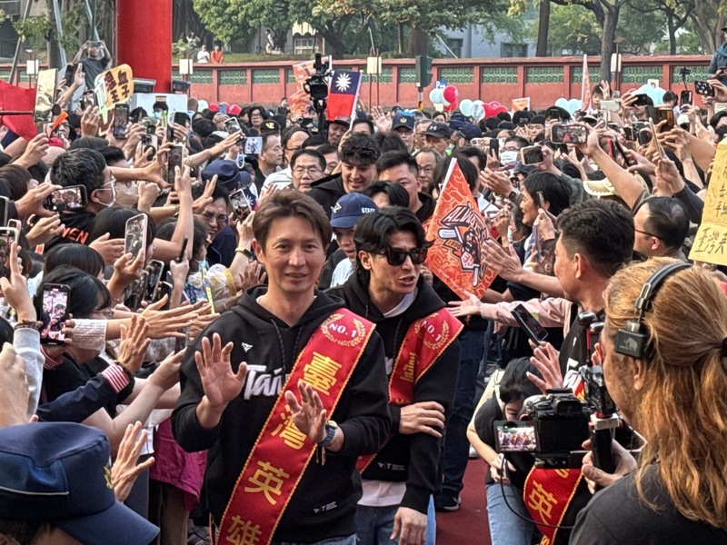 台灣隊世界12強棒球賽奪冠 台南遊行引爆球迷熱情