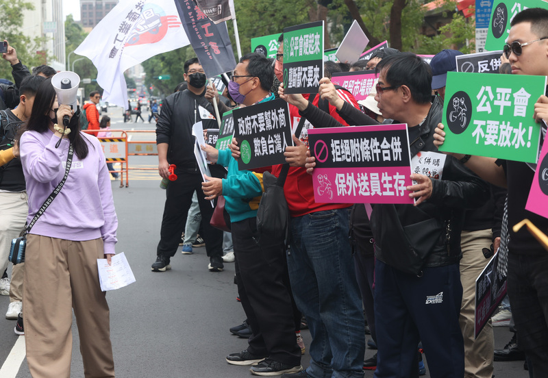 公平會今討論兩大外送平台併購案 外送員場外抗議