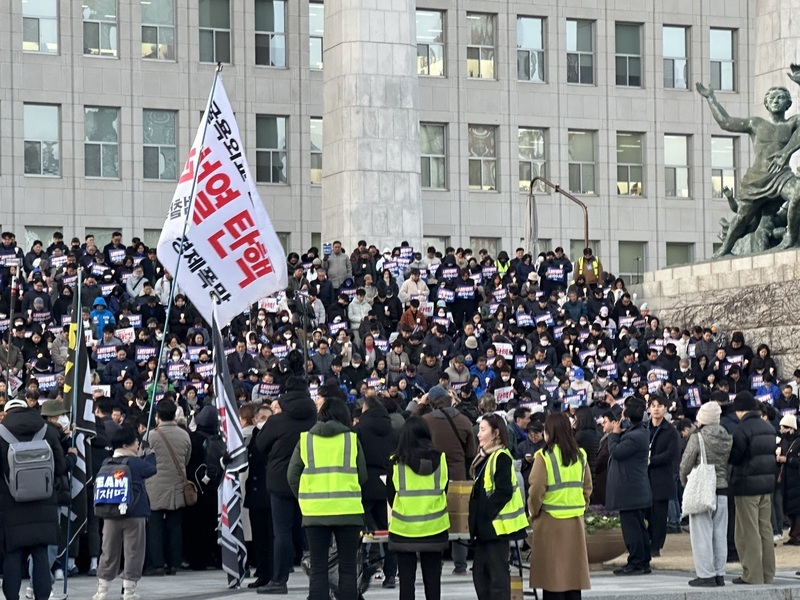 南韓戒嚴風波 國會前燭光集會重現