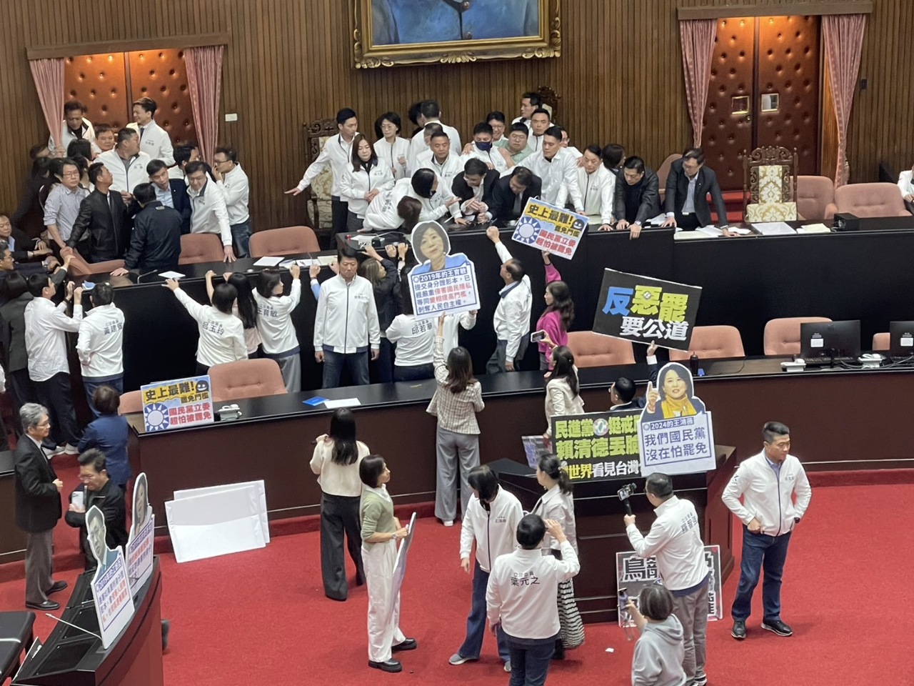 國民黨議事突襲拚選罷法闖關 民進黨攻佔主席台杯葛