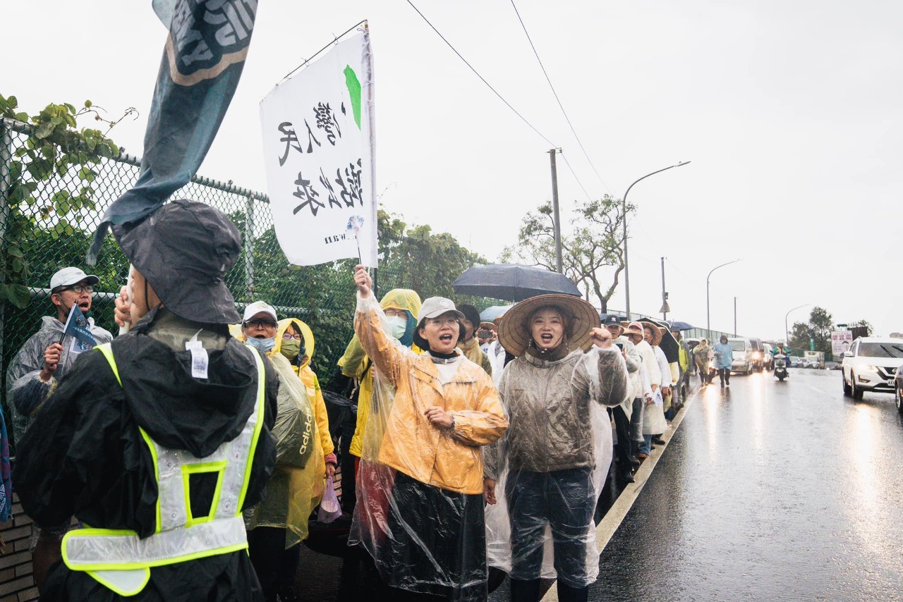 接力護台灣抵鶯歌 多人冒雨挺進立委感動