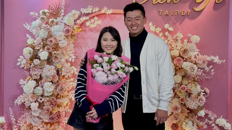 旅美棒球好手鄭宗哲結婚了！不忘標記「家正婦還是空的」