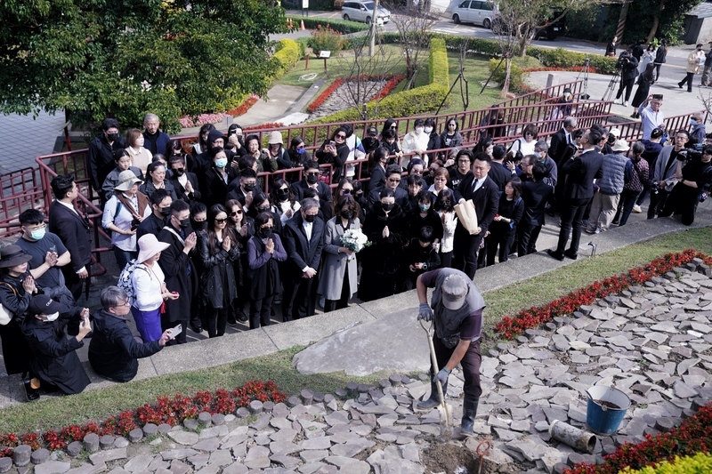 瓊瑤花葬伴夫長眠陽明山 粉絲人龍送別悼念
