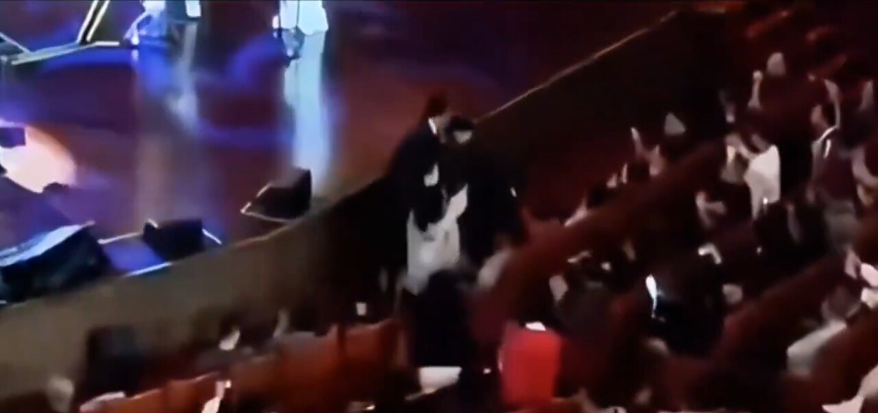 羅大佑深圳演唱會 小粉紅鬧場遭架走