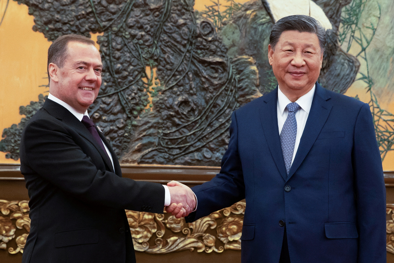 習近平會見麥維德夫 稱中方推動俄烏局勢緩和