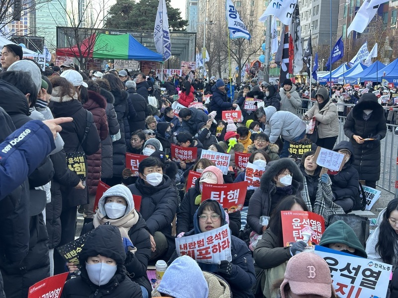 尹錫悅彈劾案通過 國會外群眾雀躍歌舞宛若演唱會