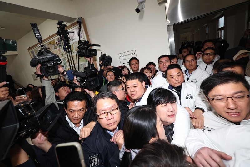 朝野再戰選罷法 國民黨團搶占會議室 民進黨不得其門而入
