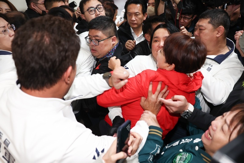 將民進黨立委強擋門外 國民黨立委3分鐘初審通過選罷法並散會