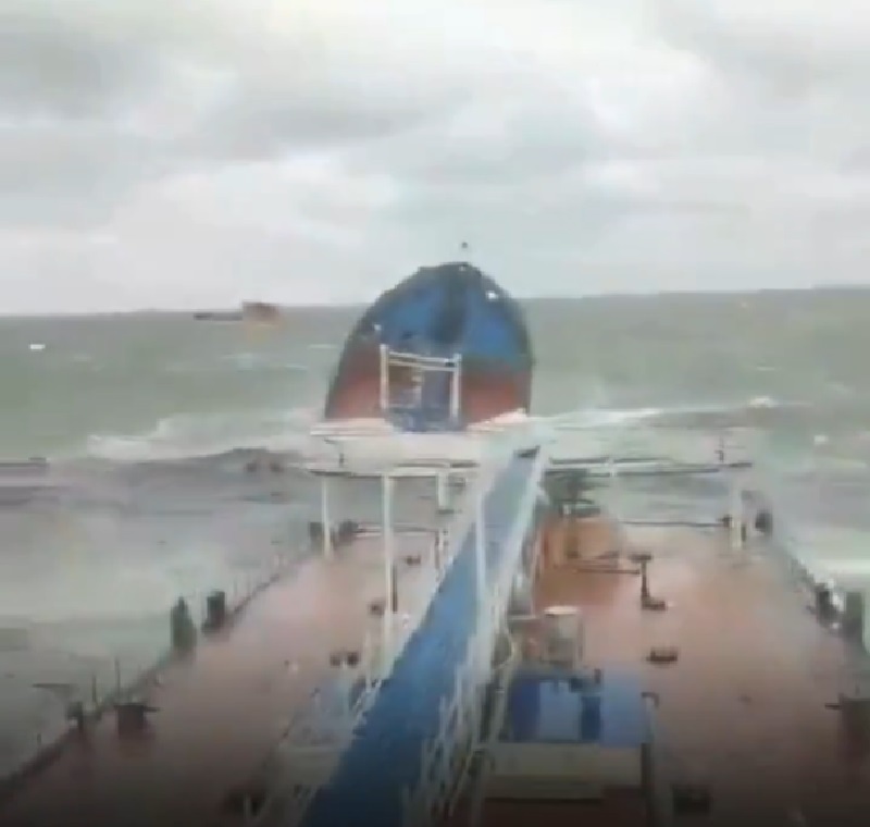 俄油輪黑海遇暴風雨斷裂 上千噸燃油外洩釀環境災難