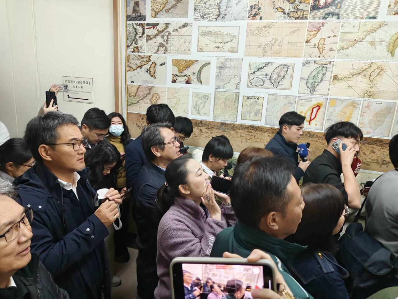 國民黨立委阻民進黨立委於門外 選罷法修法迅速初審交付協商