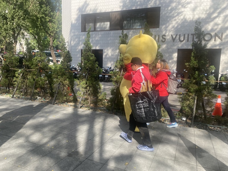 雙城論壇 一男著維尼熊裝突襲被警制止帶離