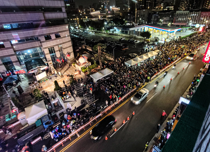 青鳥集結國民黨部前抗議   藍營播電音反擊
