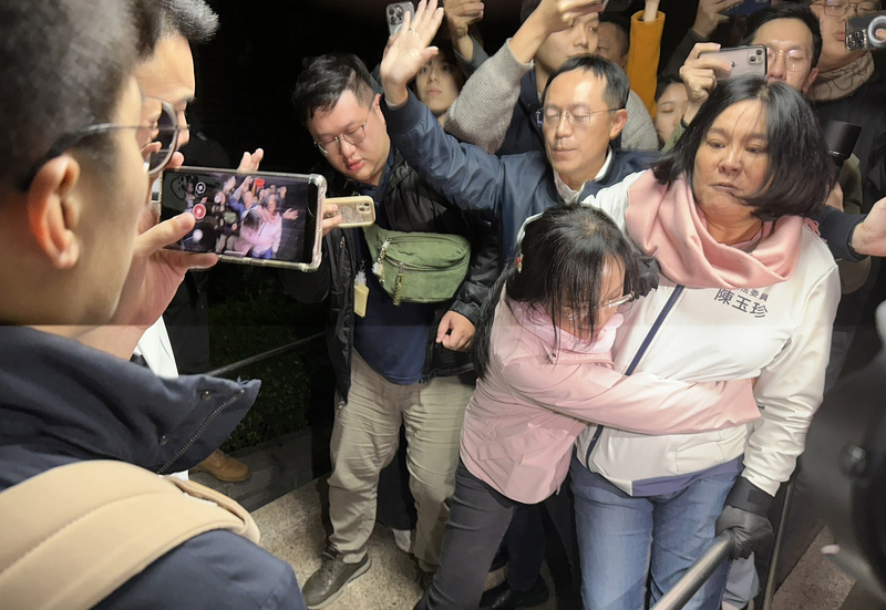 民進黨立委攻入議場防三大法案闖關 國民黨嗆一定會有動作