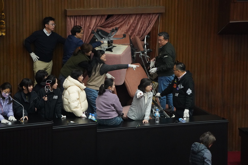 綠委占立院議場主席台 吳思瑤：防藍白多數獨裁傷害台灣民主
