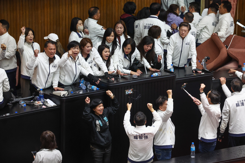 選罷法等爭議案上演表決大戰 國民黨突破防線攻下主席台