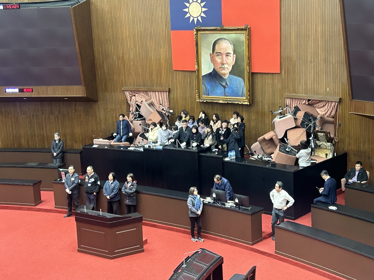 國民黨立委拚選罷法等案闖關 民進黨續佔領主席台籲韓國瑜勿換議場