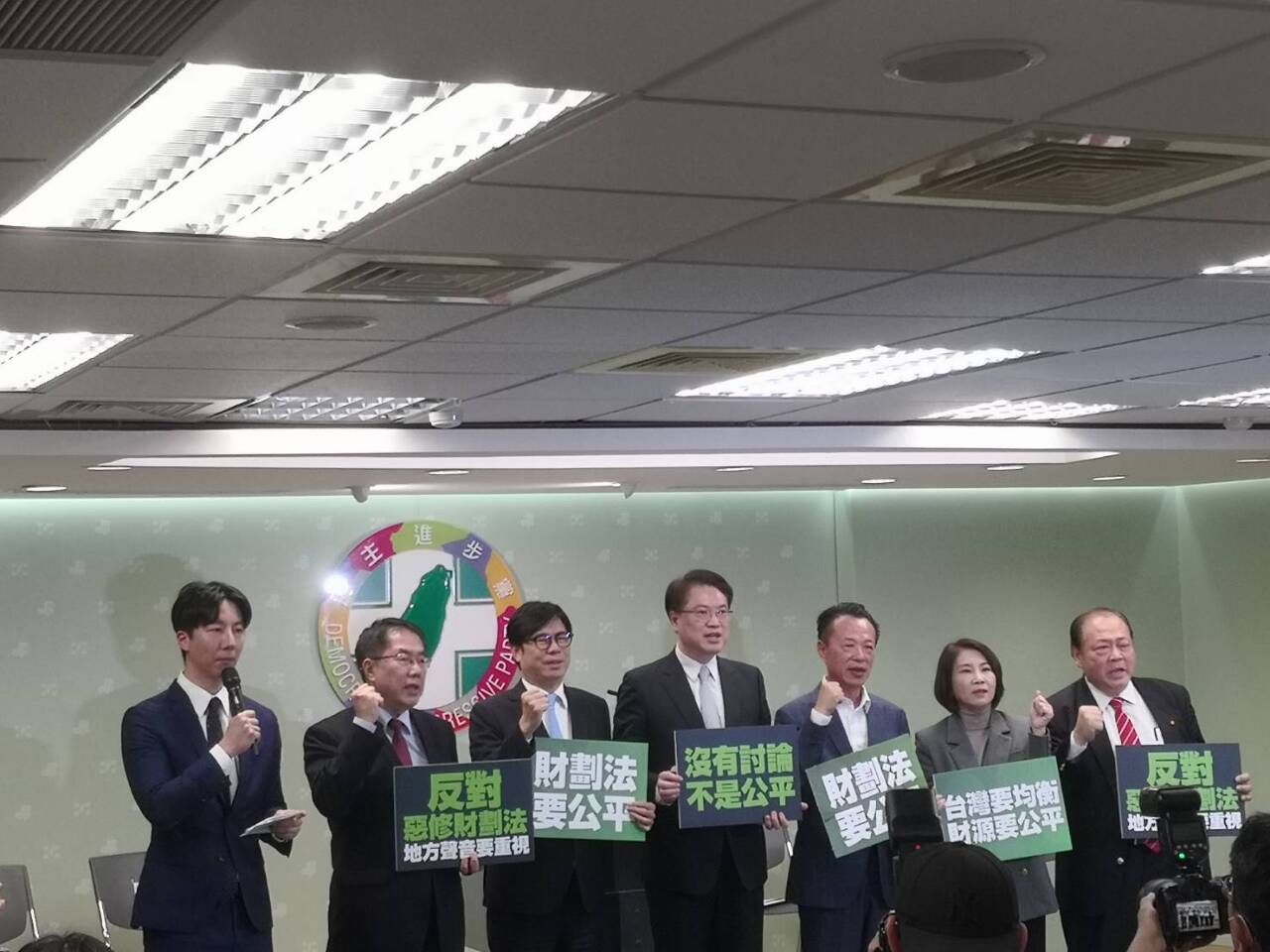 民進黨抗議財劃法惡修 「要就拿走、不要就放手」對南部二度傷害