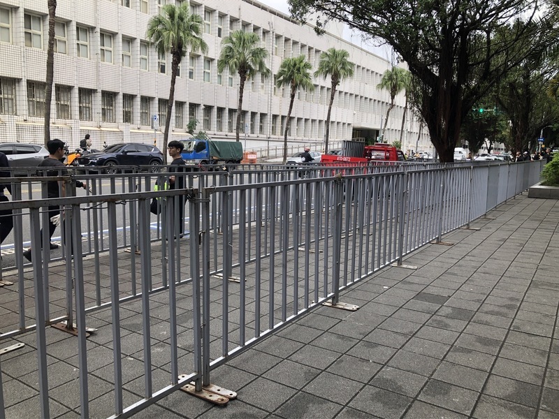 柯文哲今遭起訴 北市警架拒馬安維交管