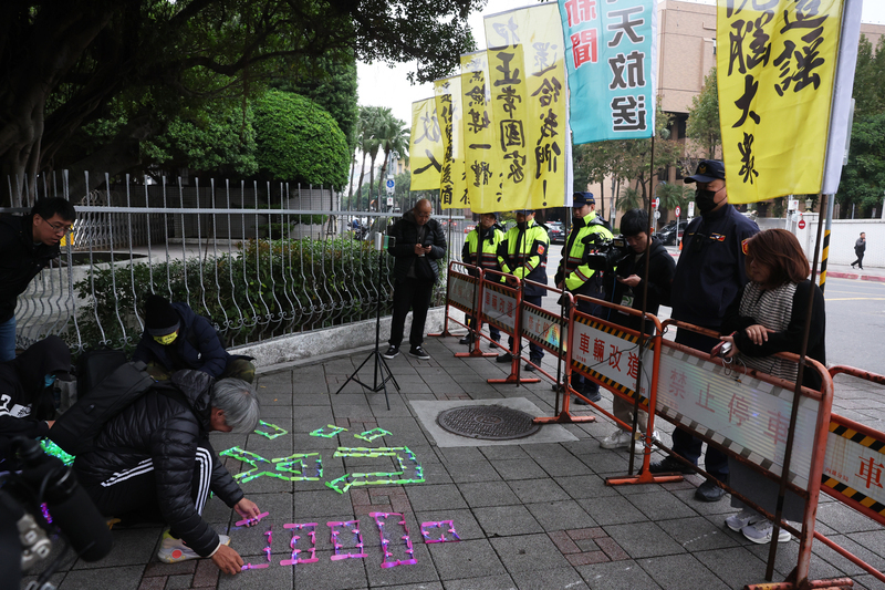 柯文哲遭起訴 「小草」集結北檢外插黃旗聲援