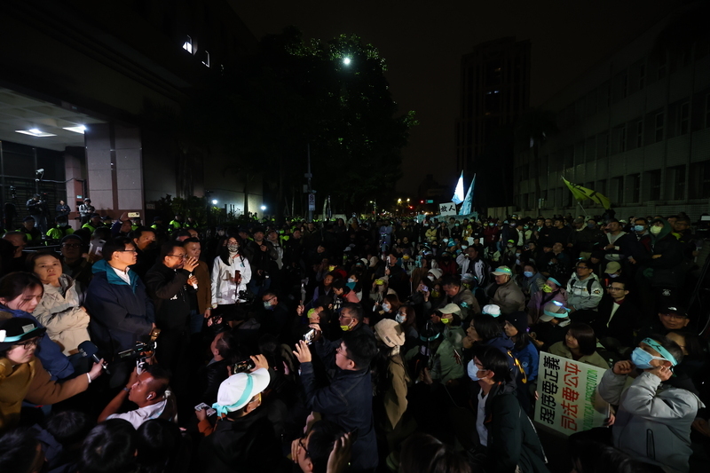 柯文哲3千萬交保！法官認定無羈押必要 北檢：將依法提出抗告   柯文哲交保相隔114日回家 柯家火爐準備好了