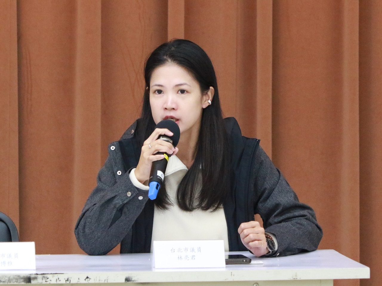應曉薇交保傳持2本護照 林亮君：欺騙選民