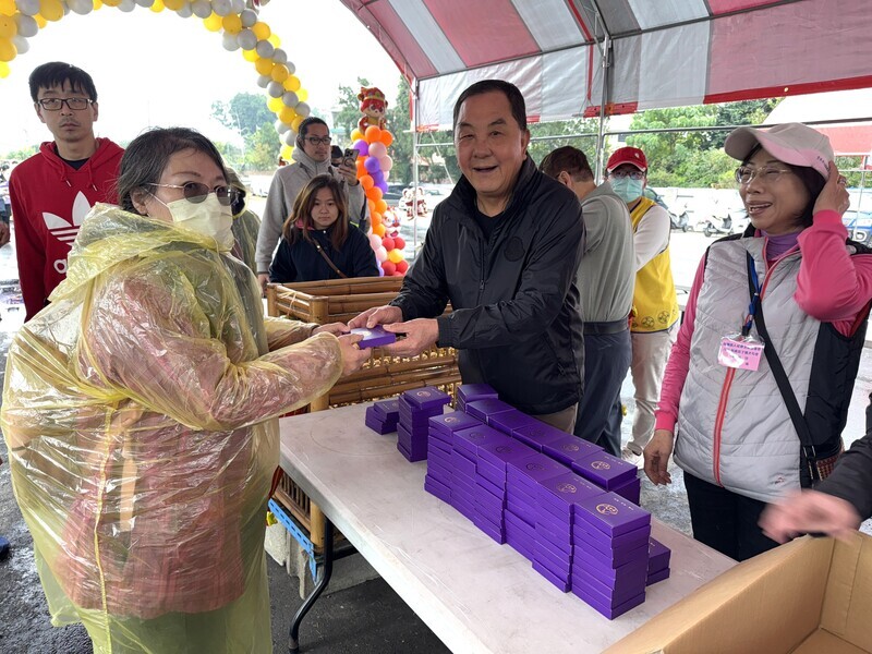 下小雨人潮不減 紫南宮元旦送逾10萬枚錢母