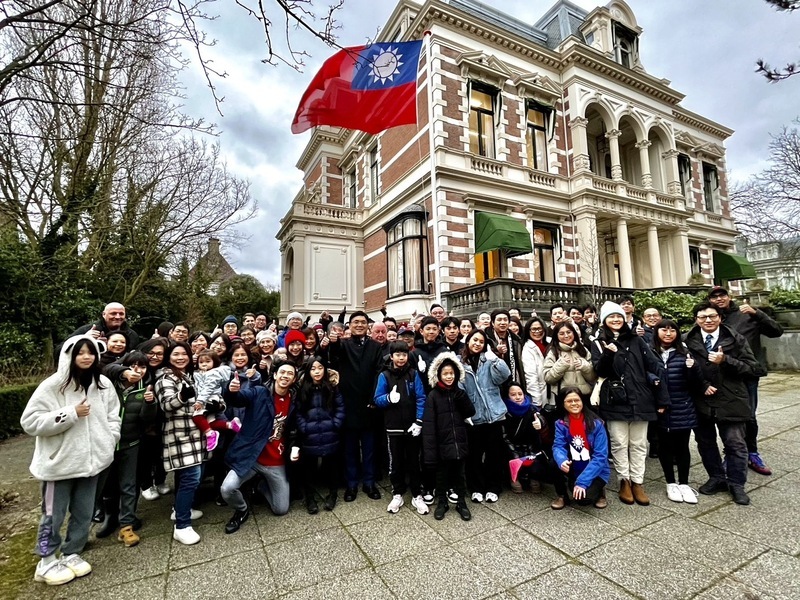 駐荷代表處升旗 台北學校小朋友擔任旗手