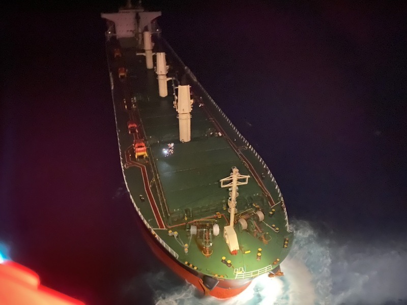 屏東外海貨輪起火  4傷者吊掛送醫、艦艇現場戒護