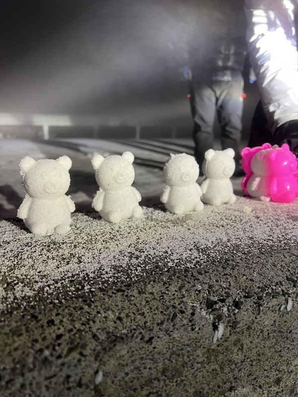 合歡山降冰霰遊客趕上山  限掛雪鏈通行