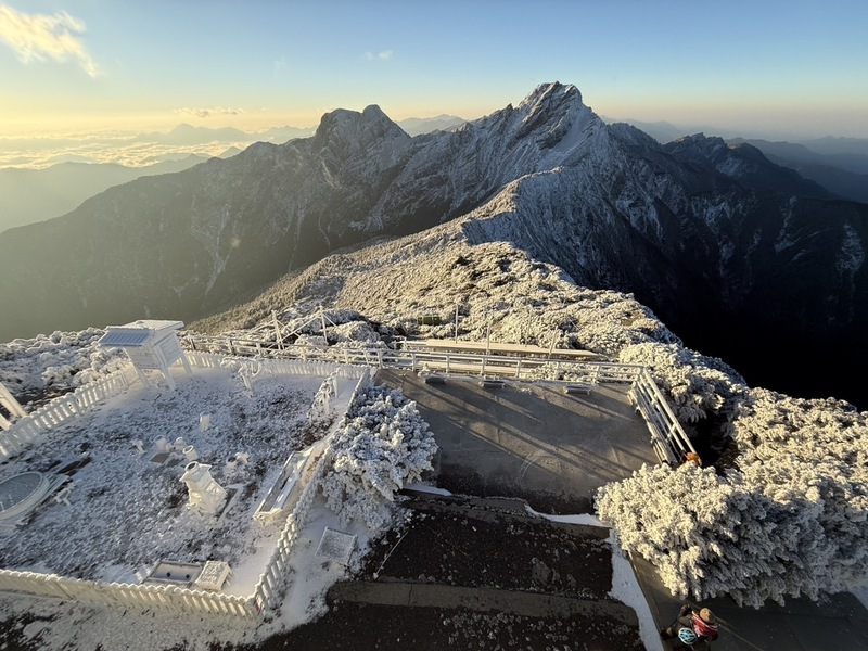 玉山零下8.2度  積雪未融與陽光相互輝映