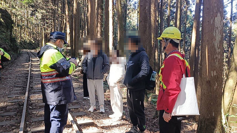 阿里山林鐵又逮到5遊客走鐵軌 每人罰鍰萬元起跳