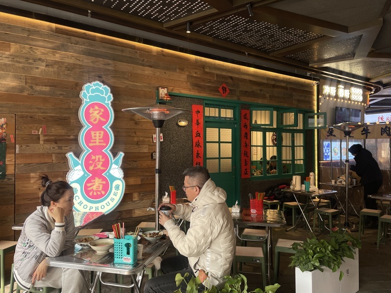 台北-上海：台灣滷肉飯擄獲上海人的胃、2025年上海拼消費、街邊攝影師搶美拍商機