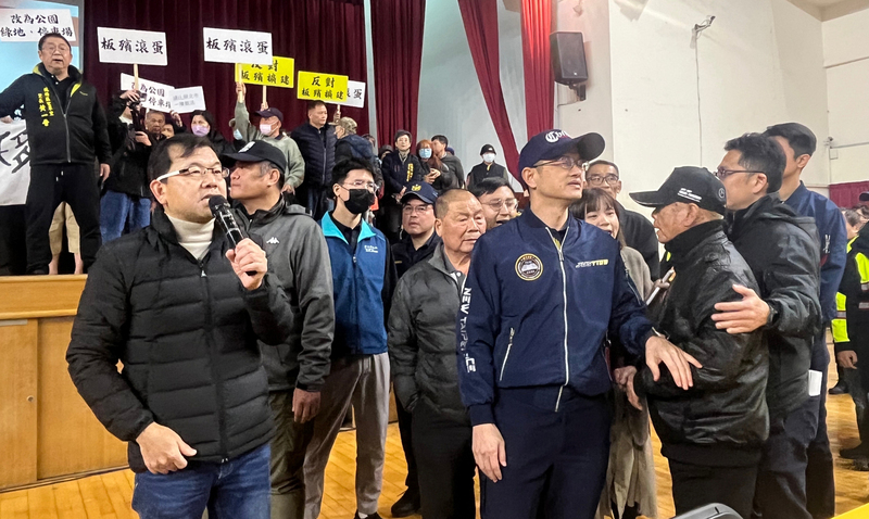 新北板殯說明會爆衝突  場面混亂提早結束