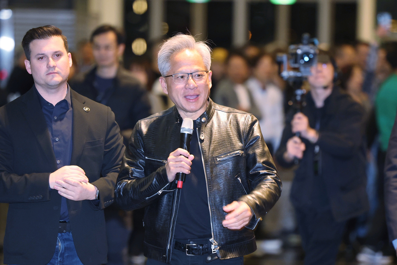 黃仁勳籲年輕人留台：AI革命正起步 台灣機會無限
