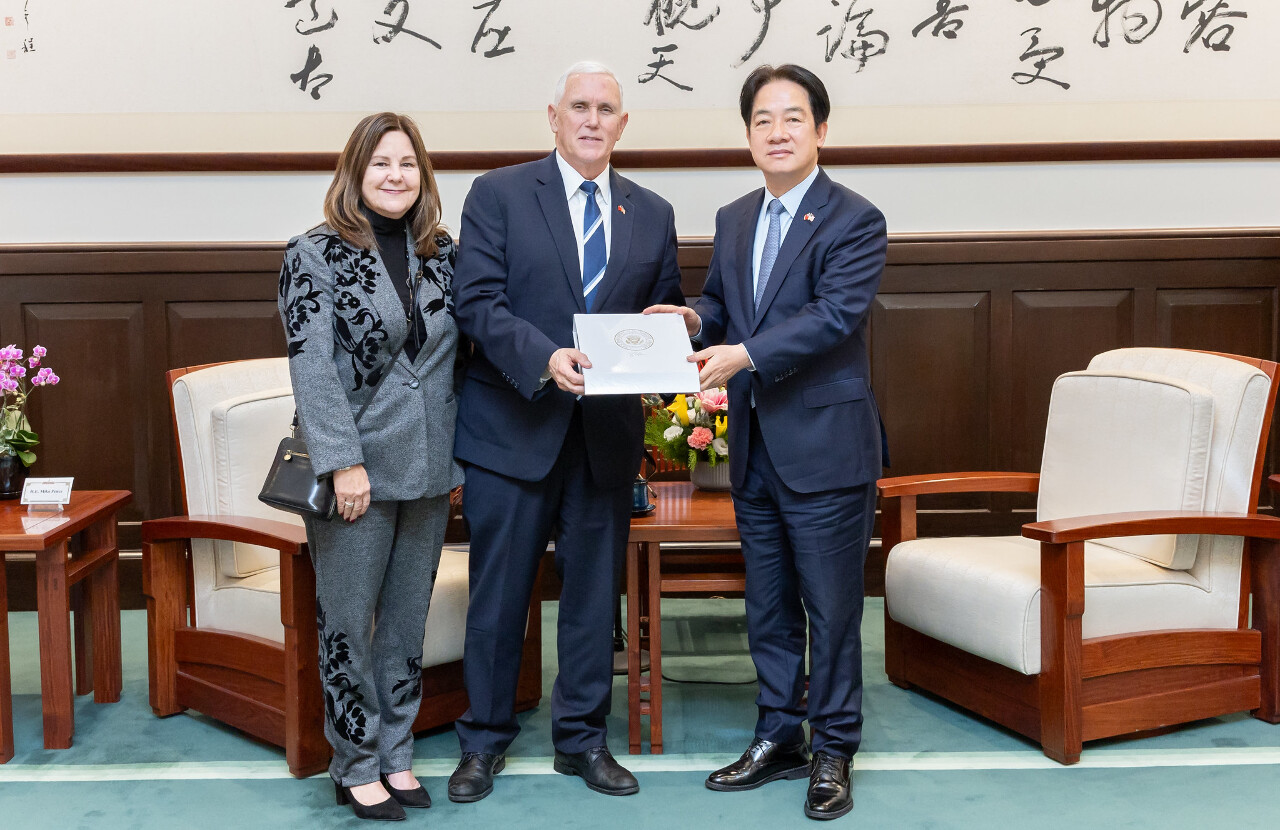 彭斯拜會賴總統 指美方關注中國於台海挑釁日益增強