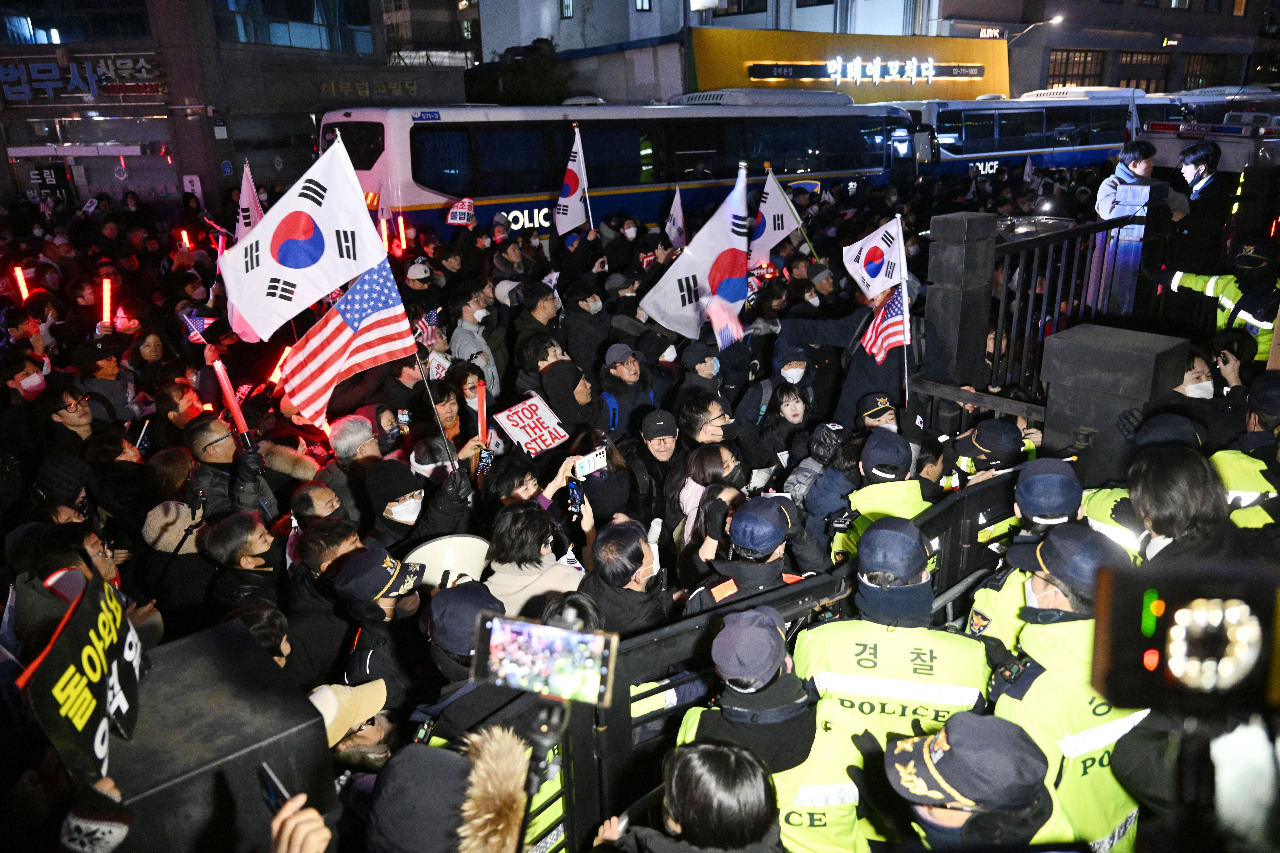 尹錫悅有滅證之虞裁定羈押 支持者闖法院46人被捕