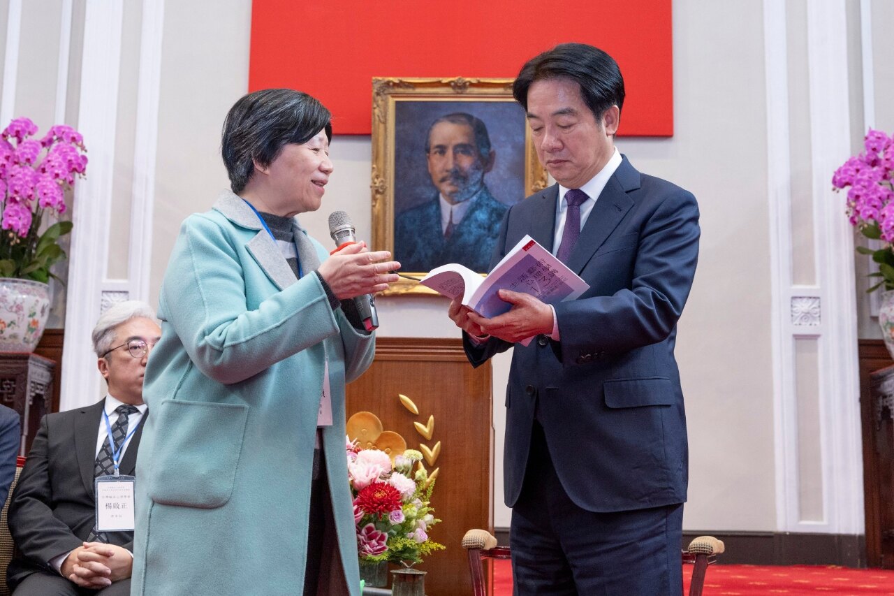 臨床心理學會贈書 藏頭詩感謝賴總統24年前推動「心理師法」