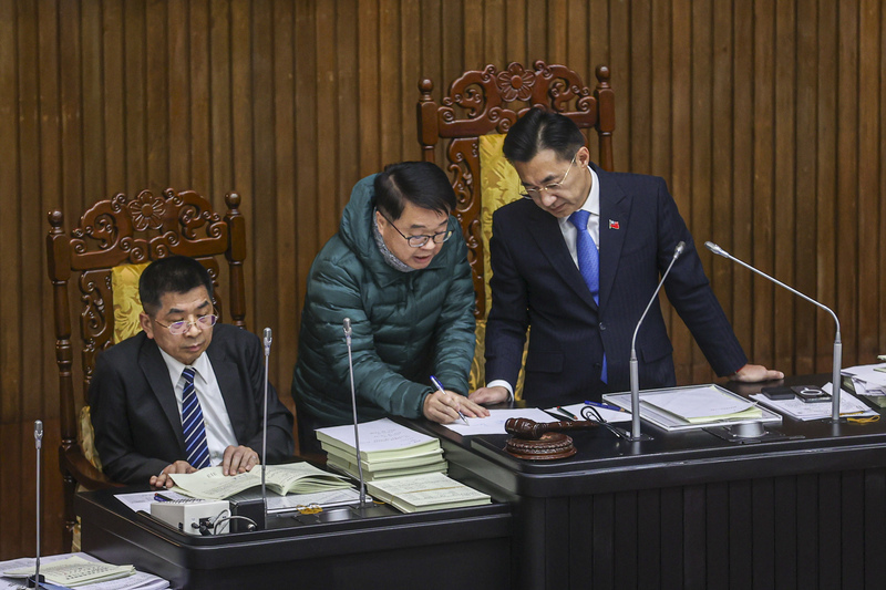 馬拉松不斷電表決 總預算案完成二讀 下午1時開始三讀