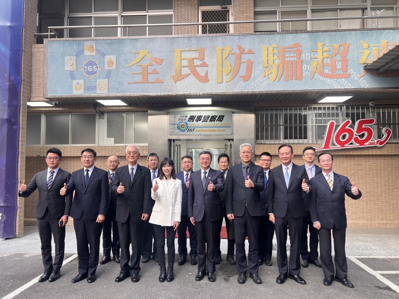 卓榮泰視導「165」中心 指出預算遭刪將影響打詐工作