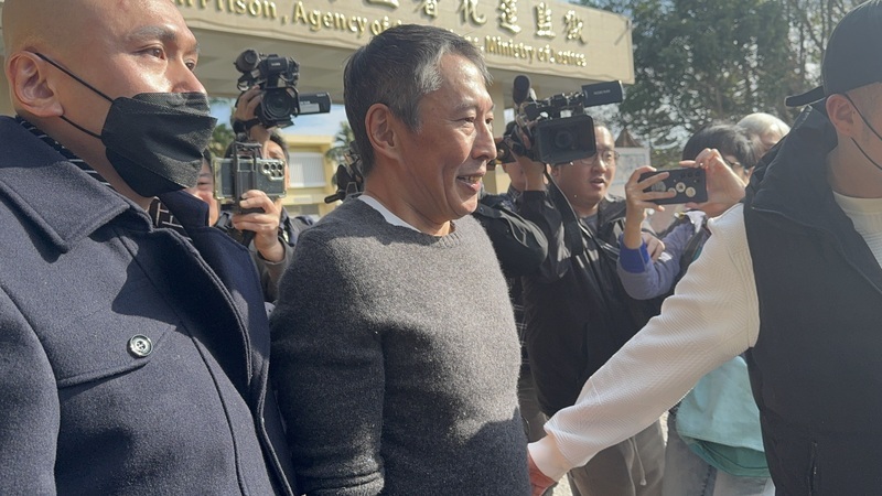 捧盆栽步出花蓮監獄 鈕承澤：想回去陪媽媽