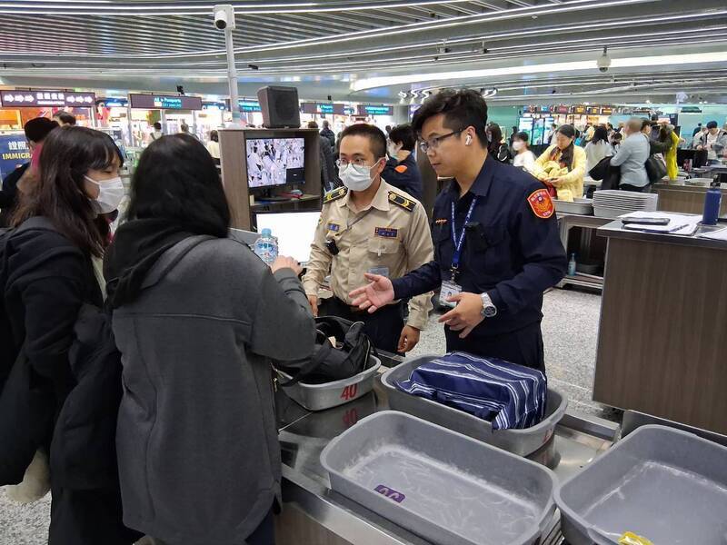 因應出入境尖峰 內政部增派替代役助桃機安檢