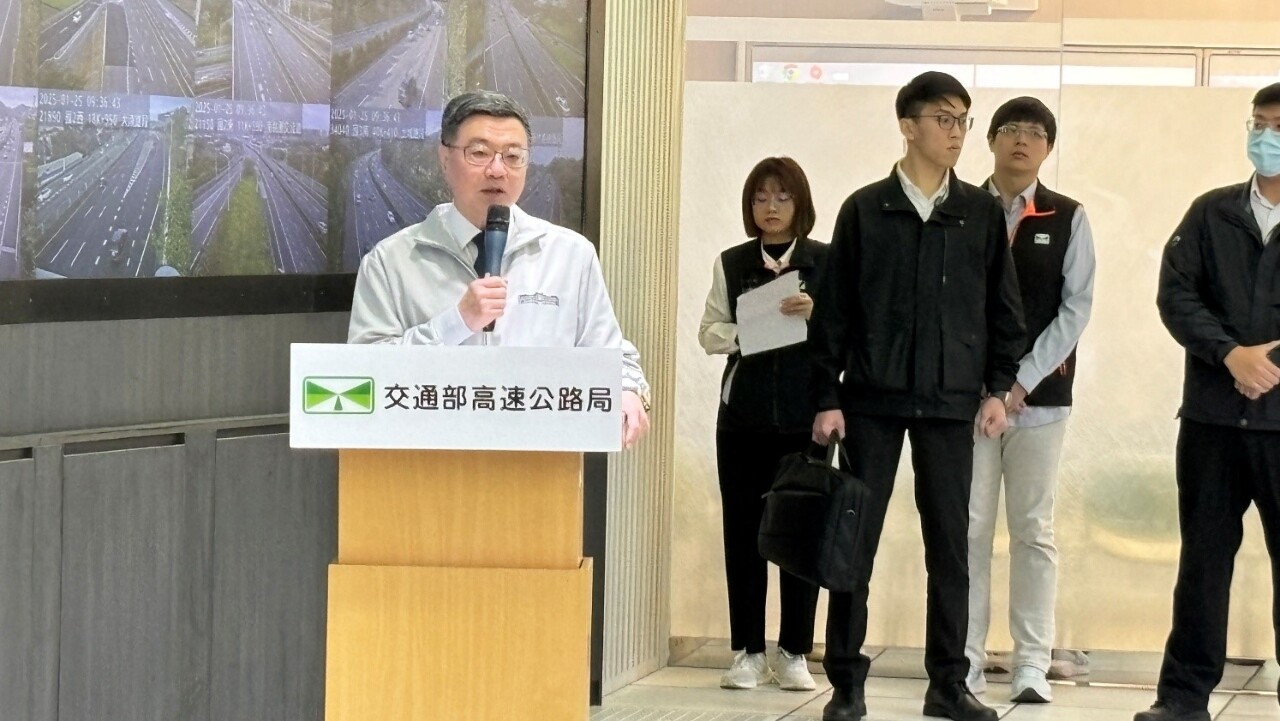 視察高公局 卓揆：估初三、初四車流高峰 藉AI預測並告知用路人