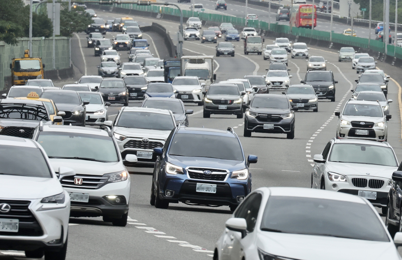 除夕下午國道順暢 估明天南下車流量達平日一倍半