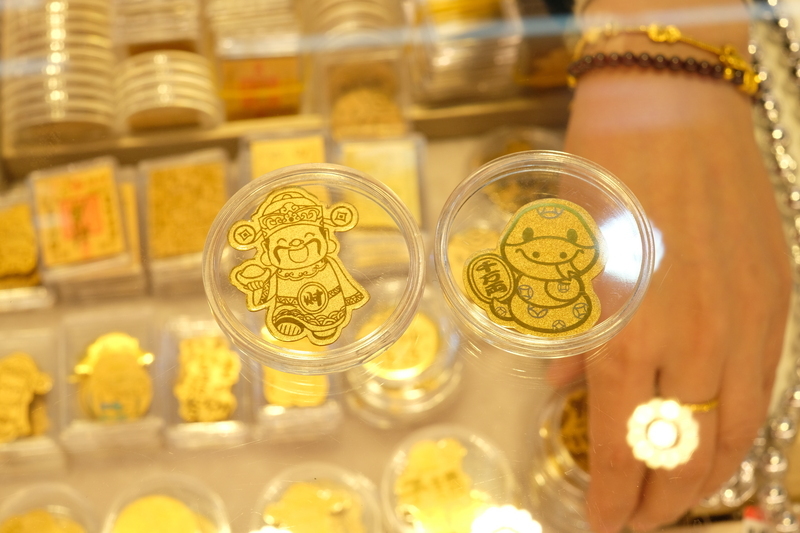 黃金手機貼、抽籤紅包 中國年輕人另類年貨
