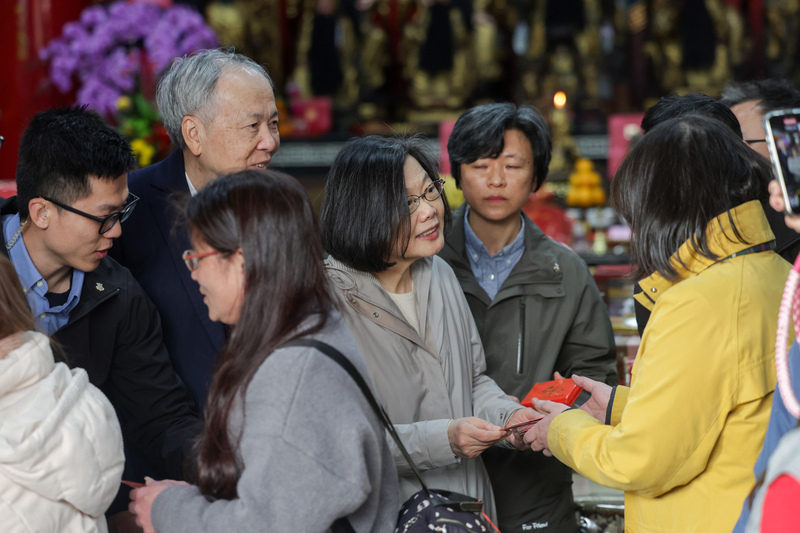 蔡英文覺修宮上香 祈求國家越來越好