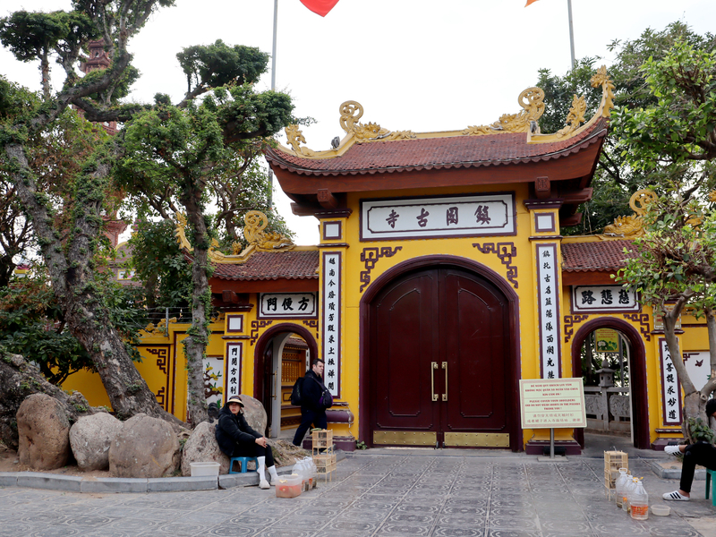 越南人初一到寺廟祈福 香油錢怎麼捐看面額大小