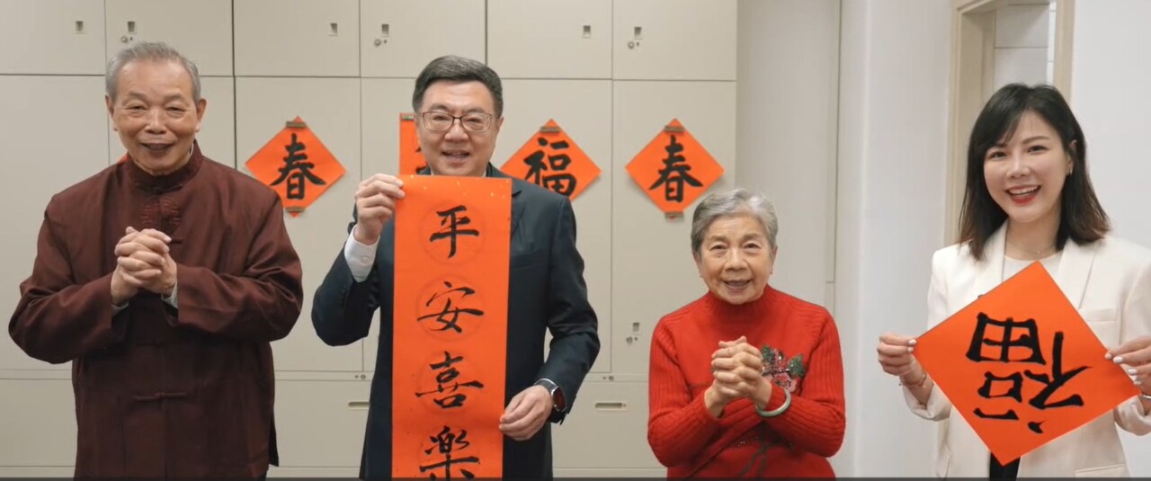 大師兄拜師學藝寫書法 卓榮泰揮毫「平安喜樂」 (影音)