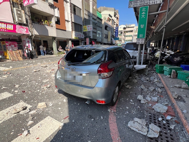 嘉義規模5.6地震 台南來亞大樓外牆剝落砸中2車