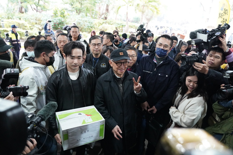 全台大罷免！18民團「10萬份連署書」送進中選會   「泰晤士報」專訪蔡英文 談「讓川普站在我這邊的方式」 台灣願與美方討論強化防衛能力   勞動基金去年大賺破兆元創新高 勞保、勞退操作獲利超過16%